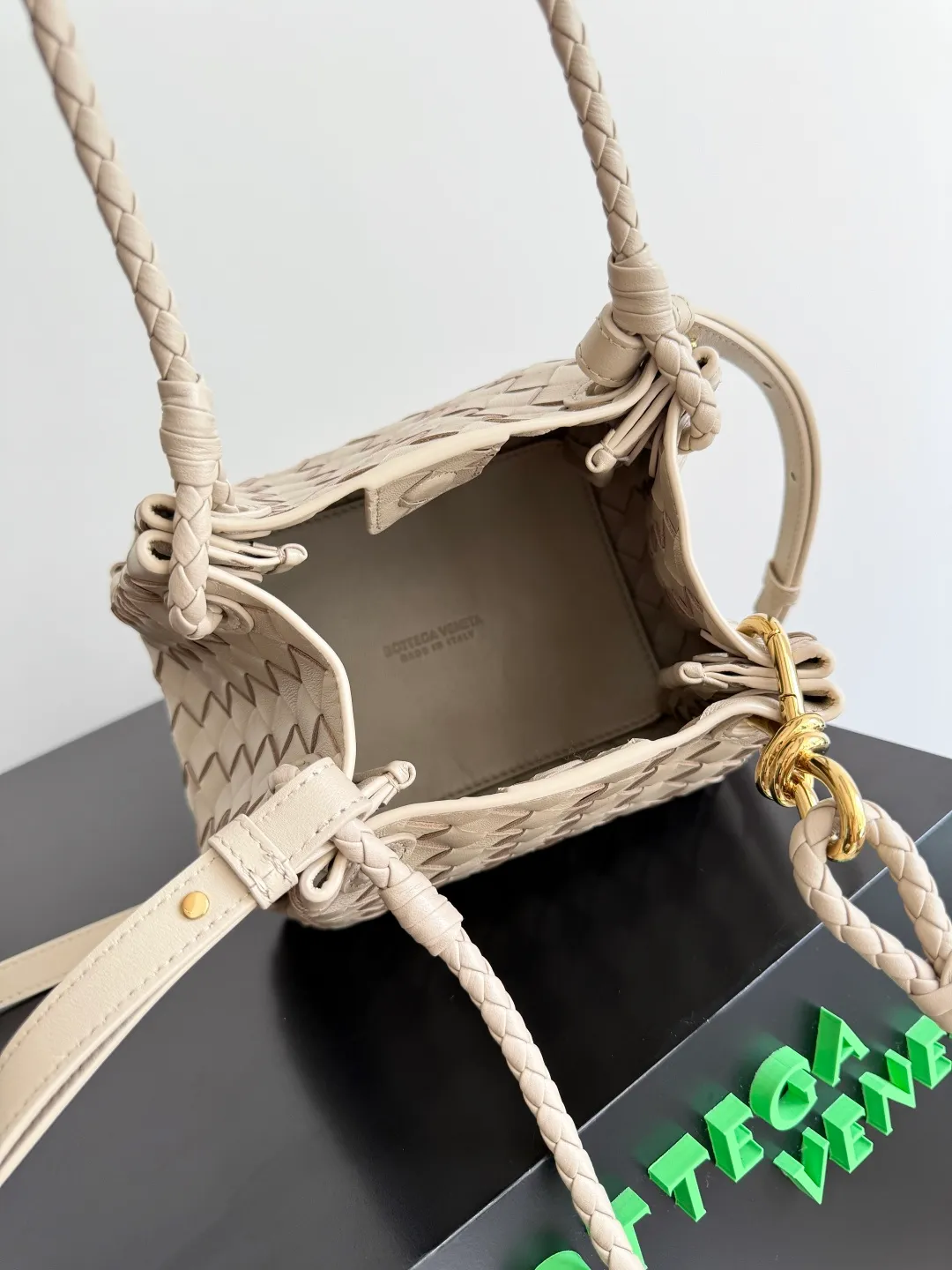 Batch 1760 BV home is new! Andiamo combines the Bottega Veneta archive parachute handbag to inherit retro elements and integrate modern trends. The same style as Shu Qi's in Beijing Night. It is a continuation of the classic bag. It has three functions: hand carry, shoulder and cross-body. It is embellished with metal brass knot buckles. It is small and has an amazing capacity. It can easily hold sunglasses in a box / small bottle of water / powder powder / charger and other daily necessities when going out. The upper body is versatile. Style number: 796569 Size: 21*17*16.5cm